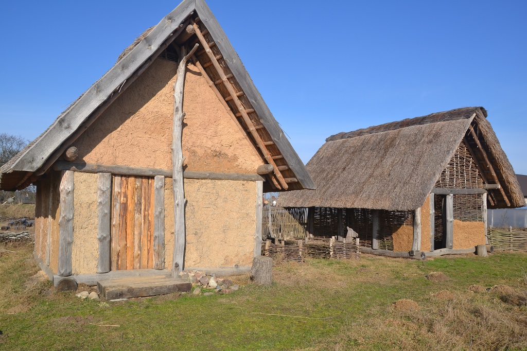 Grodzisko Rzeczyca - widok na dwa domy wybudowane metodą średniowieczną 