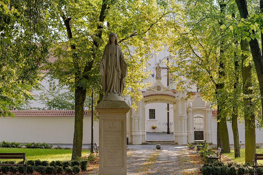 Figura św. Anny przed Sanktuarium w Smardzewicach na szlaku niebieskim im. Ignacego Mościckiego